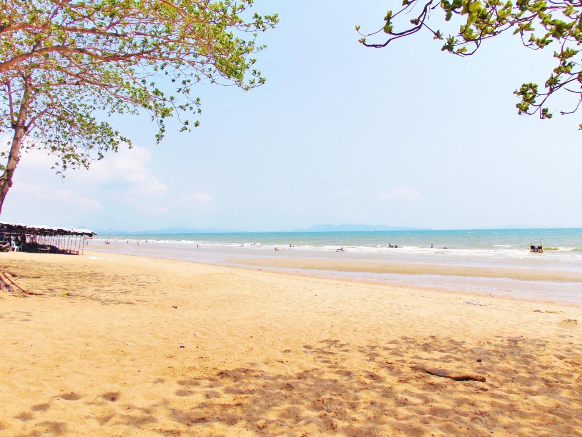Sea View Beachfront Condos Pattaya ジョムティエンビーチ エクステリア 写真