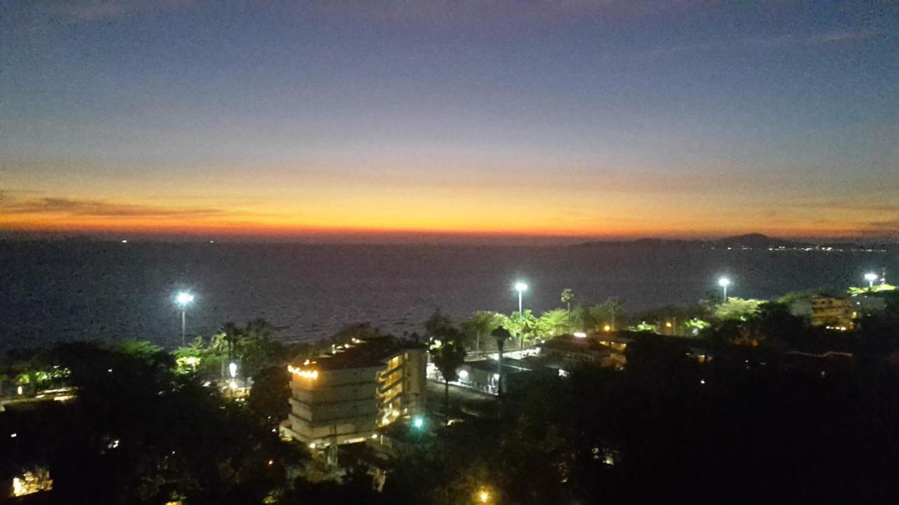 Sea View Beachfront Condos Pattaya ジョムティエンビーチ エクステリア 写真