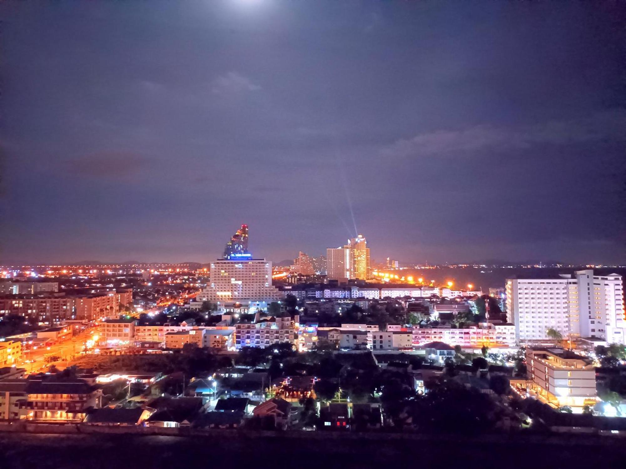 Sea View Beachfront Condos Pattaya ジョムティエンビーチ エクステリア 写真